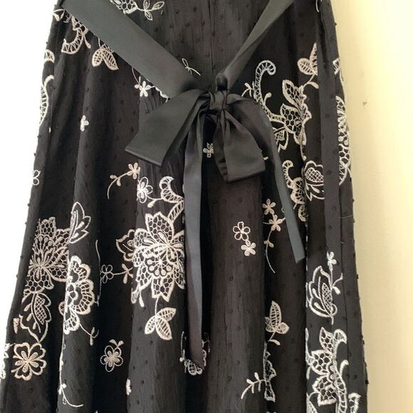 Rare Editions black dress with white embroidered flowers. Tie back. Size 14 - Picture 7 of 10